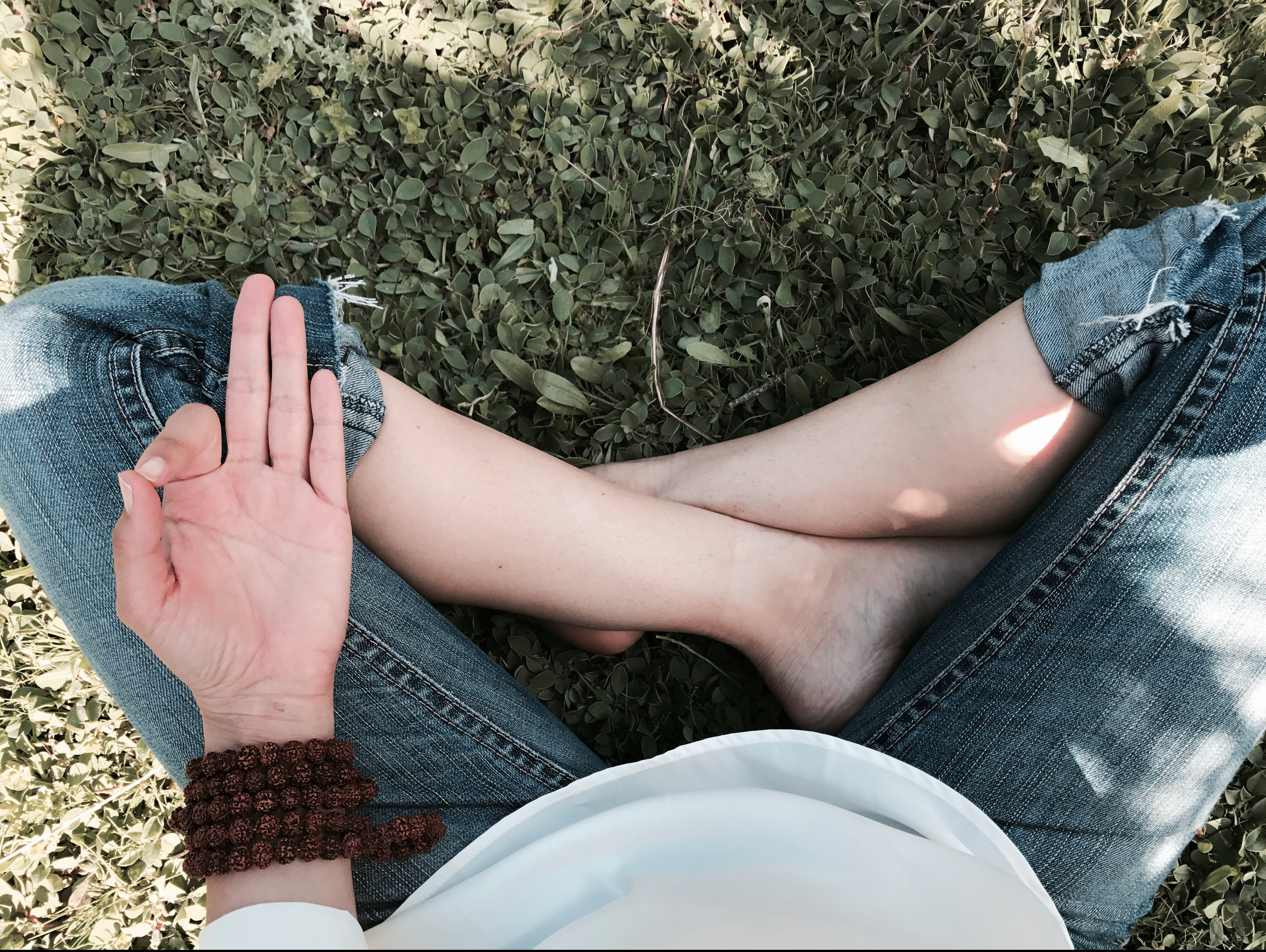 Imagen de una posición de las manos y los pies para meditar. Incluso en la naturaleza.